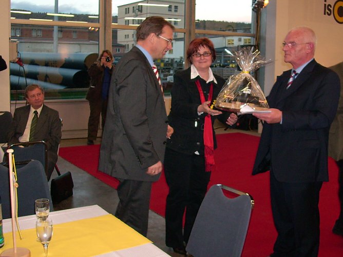 Minsterpr&auml;sident Althaus erh&auml;lt Andenken f&uuml;r den Schreibtisch von Uwe Braunsdorf (Foto: Karl-Heinz Herrmann)