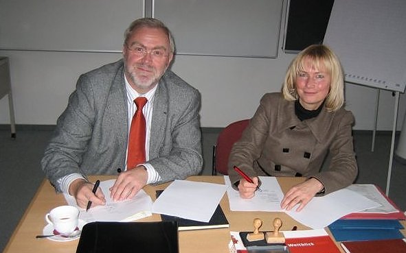 Unterzeichnung des Vertrages (Foto: kyf)