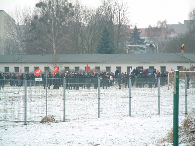 Eine zweite Gruppe Demonstranten kann von der Polizei aufgehalten werden (Foto: Anonymus) Eine zweite Gruppe Demonstranten kann von der Polizei aufgehalten werden (Foto: Anonymus)