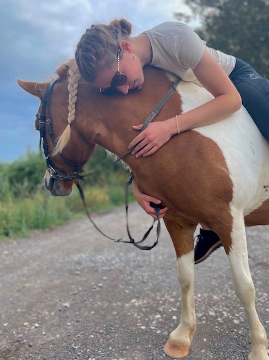Bild: Nelly mit ihrem Pony