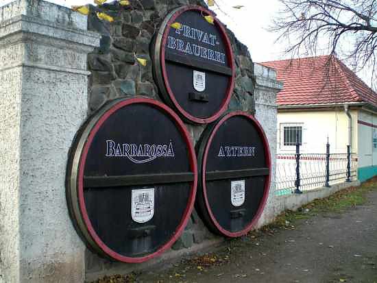 Bierfassb&ouml;den warben bis vor kurzem noch f&uuml;r die Arterner Barbarossa-Privatbrauerei.