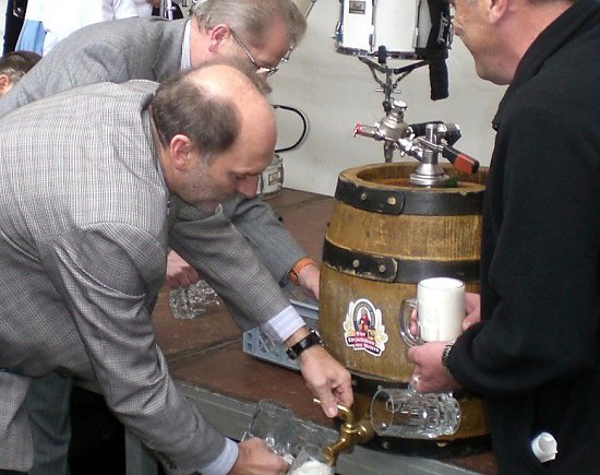 Zum Zwiebelmarkt 2007 spendierte Braumeister Cord von Hantelmann zur Freude vieler Arterner ein Fass