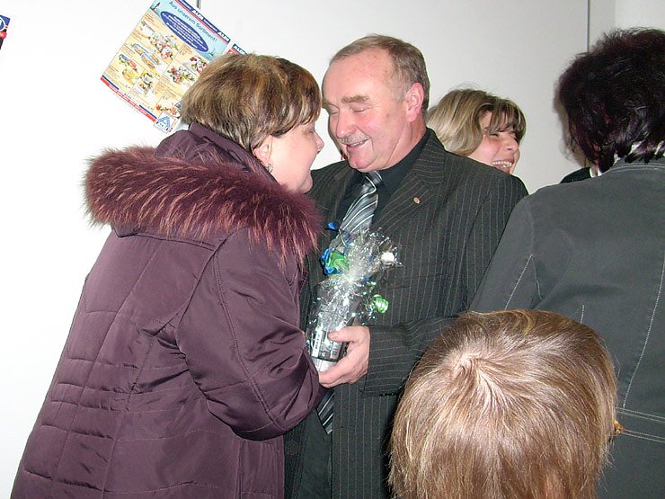 Arbeitskollegin gratuliert