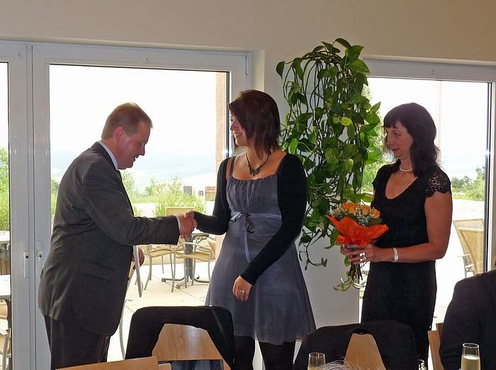 Zeugnis&uuml;bergabe