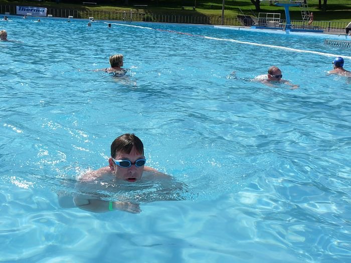 24 Stunden Schwimmen begonnen