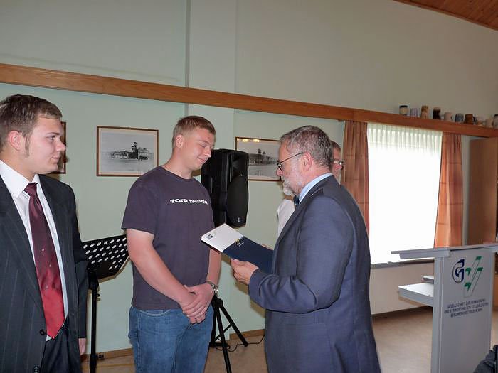 Zeugnisse &uuml;bergeben