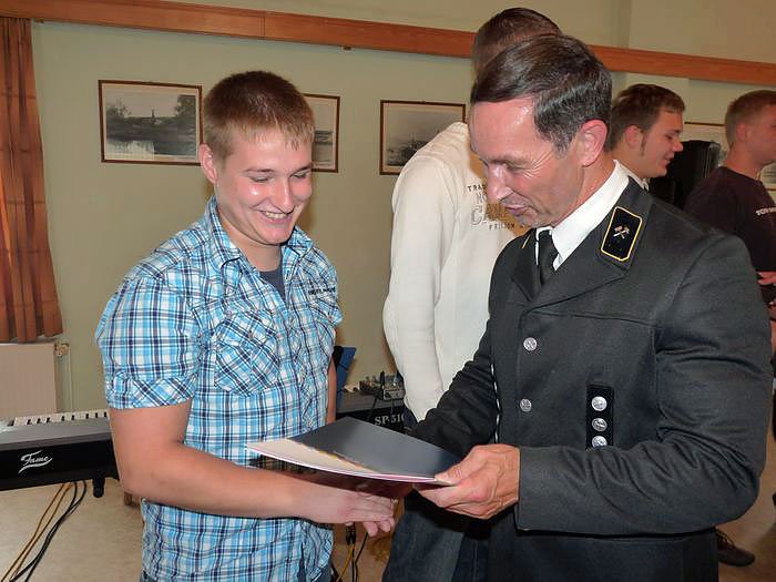 Zeugnisse &uuml;bergeben