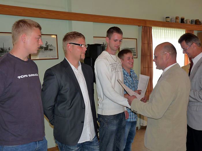 Zeugnisse &uuml;bergeben