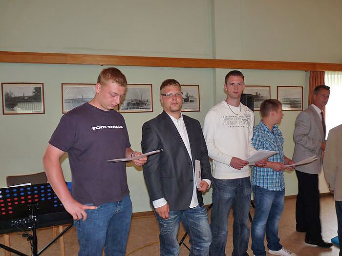 Zeugnisse &uuml;bergeben