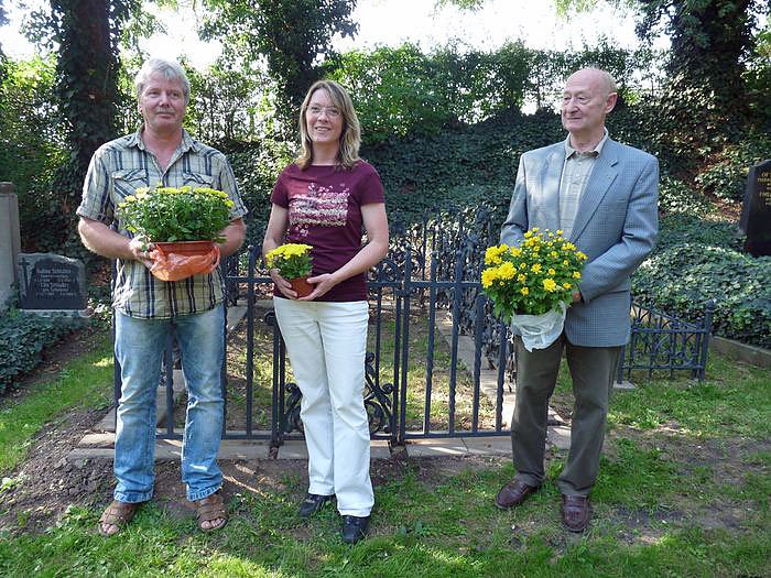 &Uuml;bergabe eines wertvollen Grabgitters