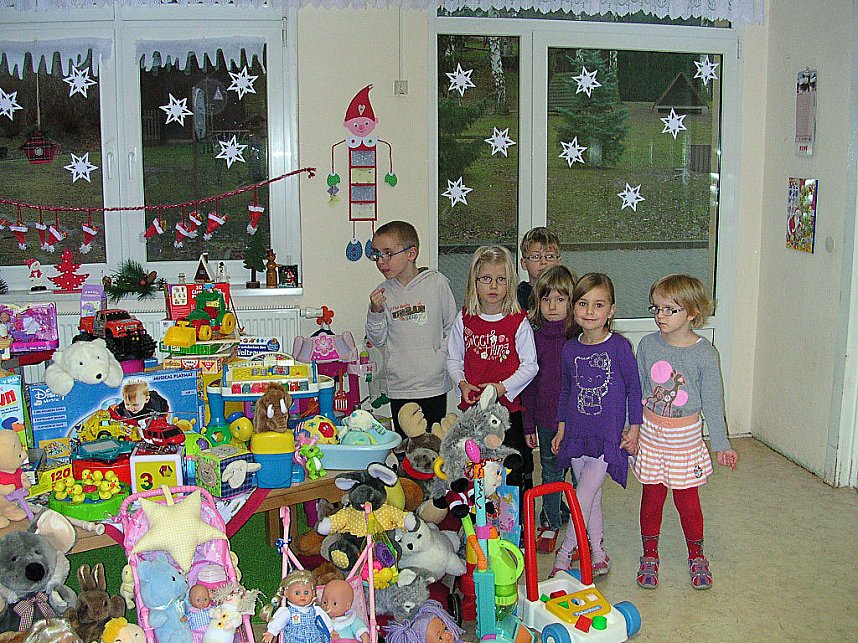 Spielzeugspende &uuml;bergeben