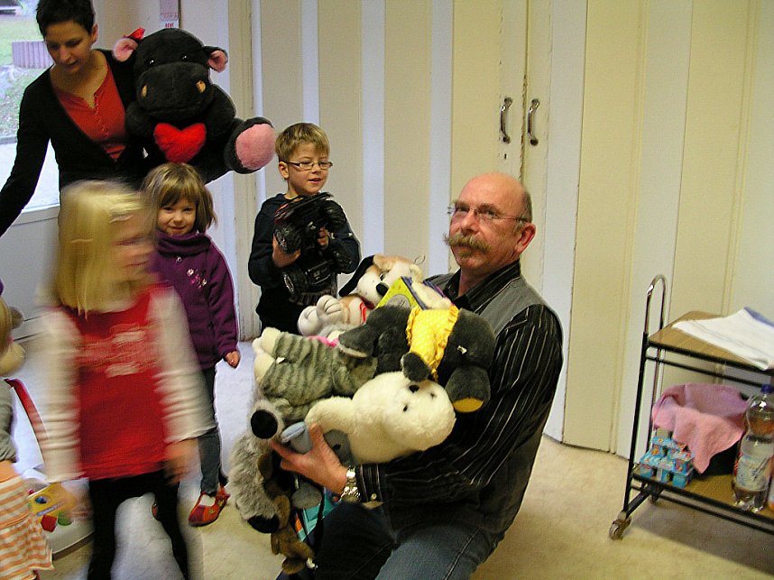 Spielzeugspende &uuml;bergeben