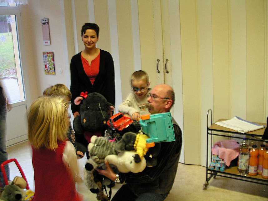 Spielzeugspende &uuml;bergeben