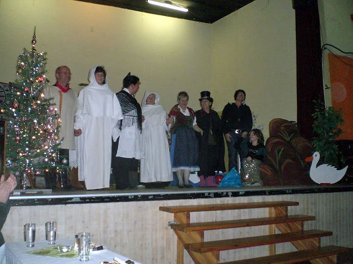 Heimatsagen zur Weihnachtsfeier aufgef&uuml;hrt