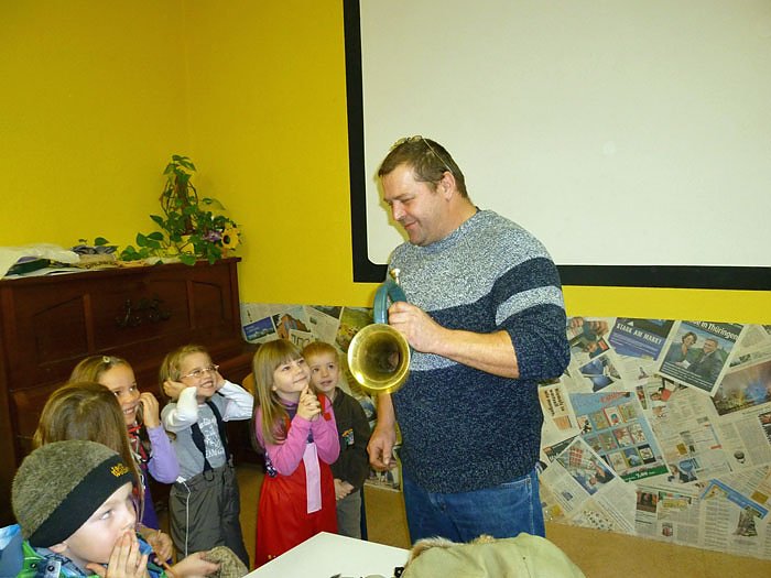 Spatzen erkunden die Natur