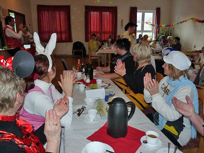 N&auml;rrisch gefr&uuml;hst&uuml;ckt