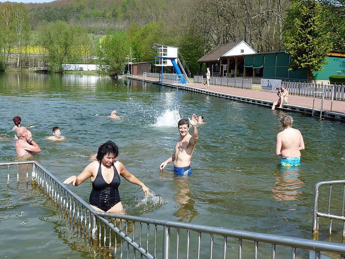 Fr&ouml;hlich angebadet