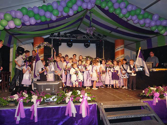 Die Wahl der Fliederk&ouml;nigin (1)