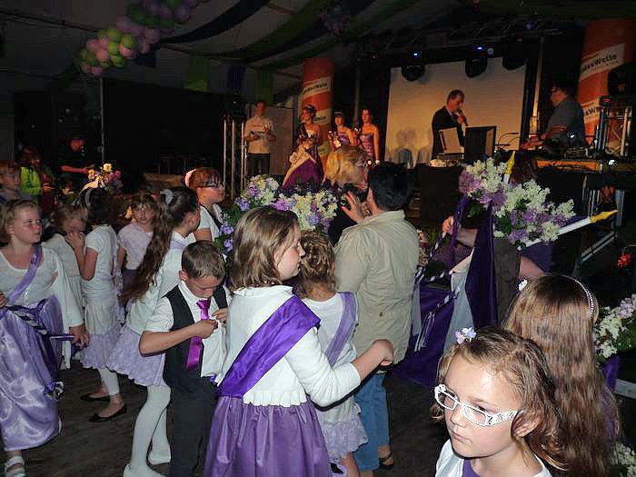 Die Wahl der Fliederk&ouml;nigin (1)