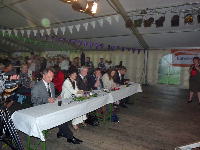 Die Wahl der Fliederk&ouml;nigin (1)