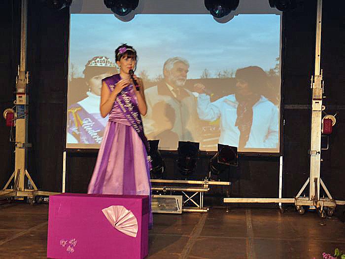 Die Wahl der Fliederk&ouml;nigin (1)