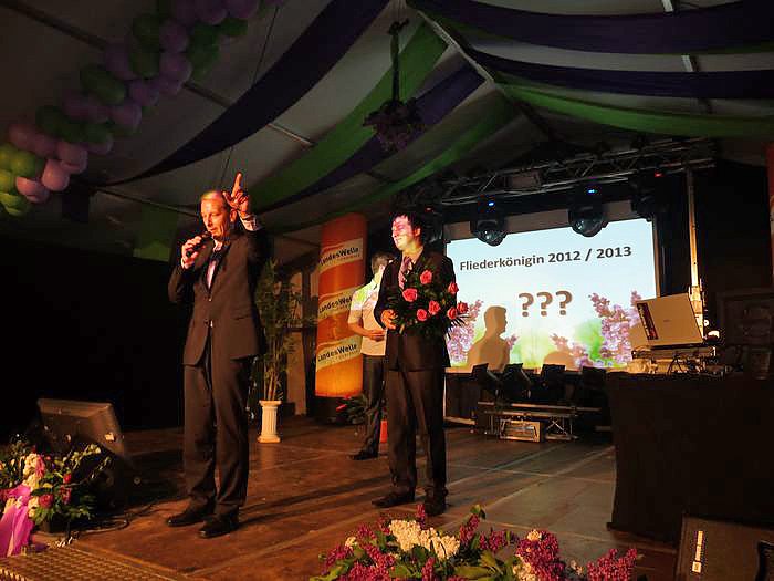 Die Wahl der Fliederk&ouml;nigin (2)