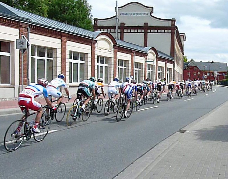 Radfahrer begr&uuml;&szlig;t