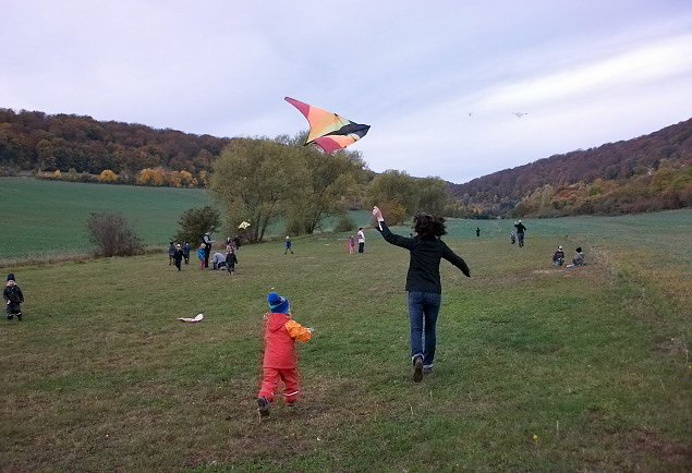 Der Herbst steht auf der Leiter
