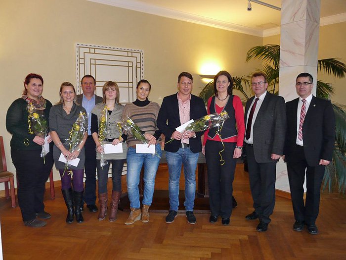 Zu Leistungen gratuliert