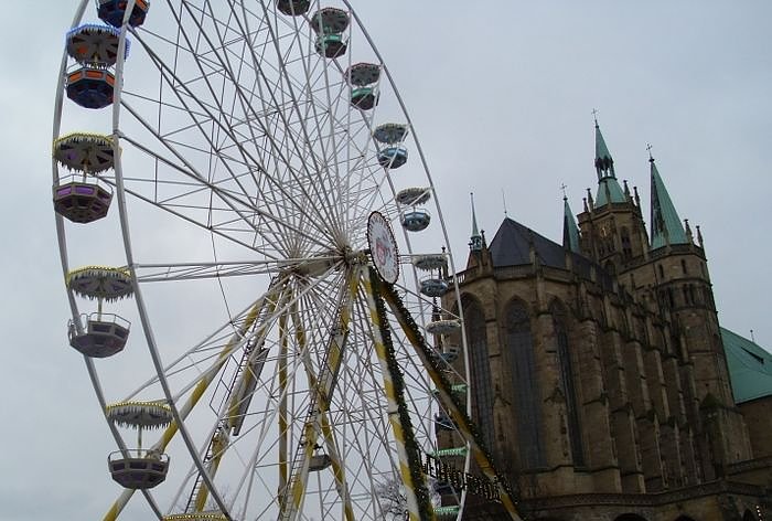 Senioren bummeln &uuml;ber Weihnachtsmarkt