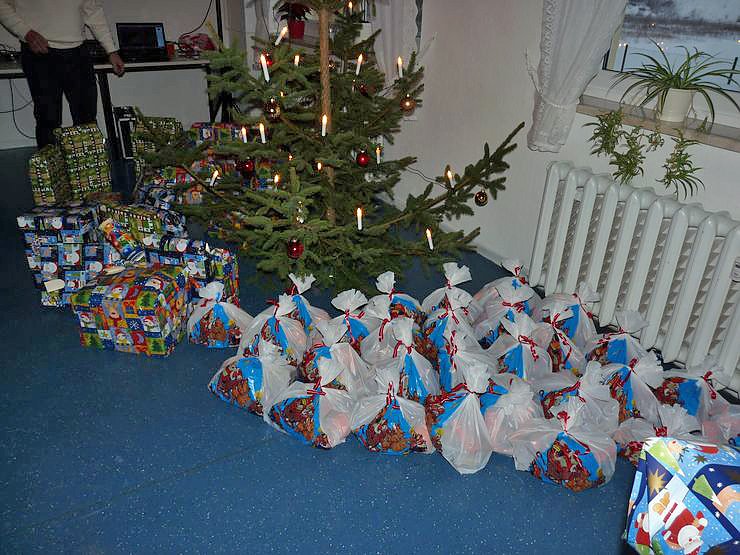 Kindern vorfristige Weihnacht beschert