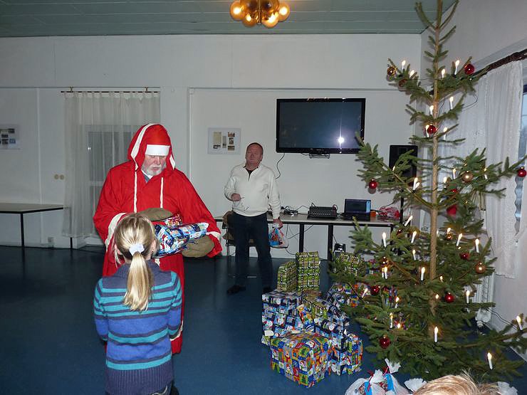 Kindern vorfristige Weihnacht beschert