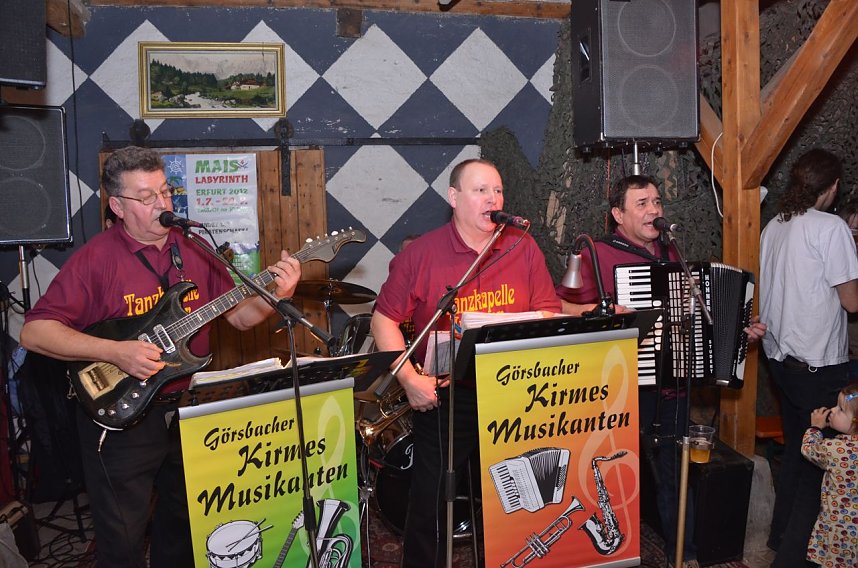 Kartoffelscheibenessen im Pferdestall