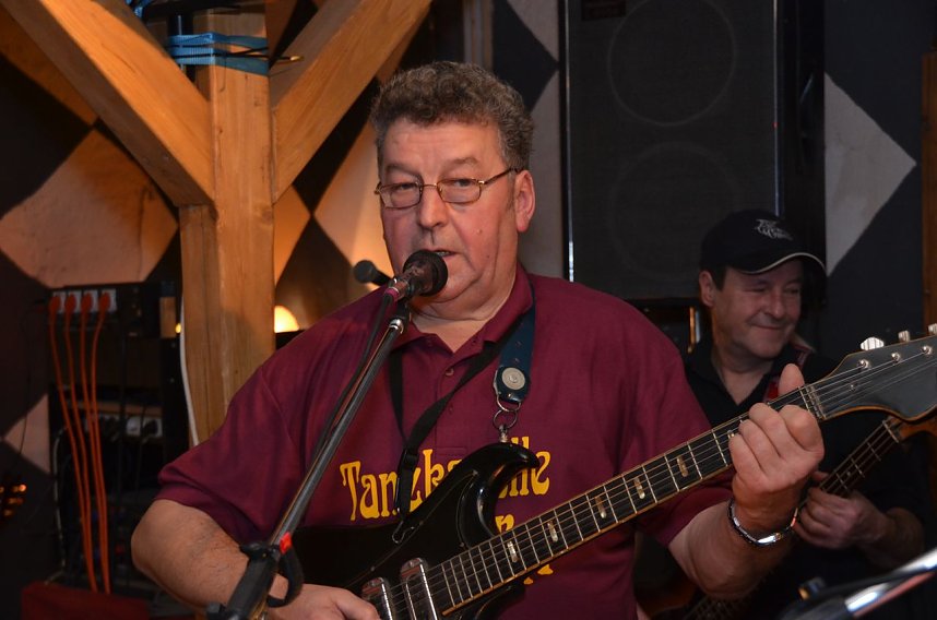 Kartoffelscheibenessen im Pferdestall