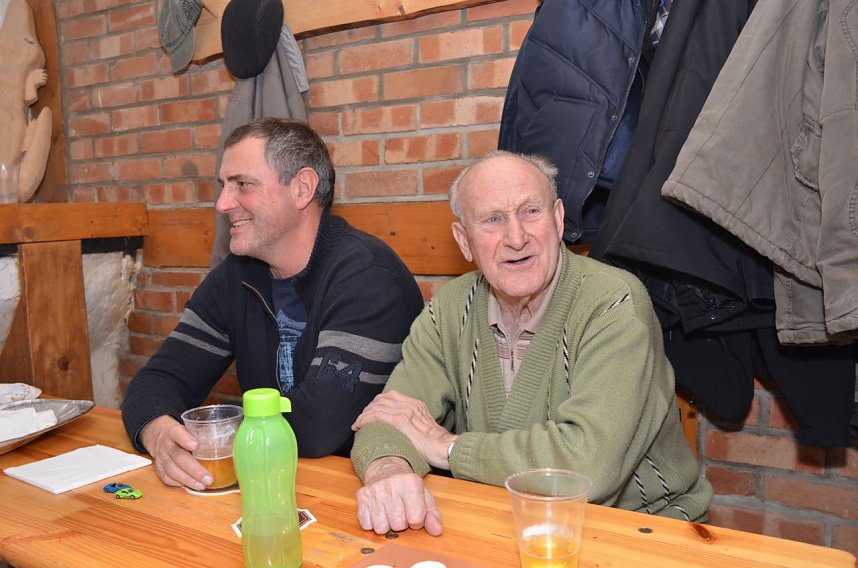 Kartoffelscheibenessen im Pferdestall