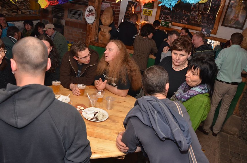 Kartoffelscheibenessen im Pferdestall