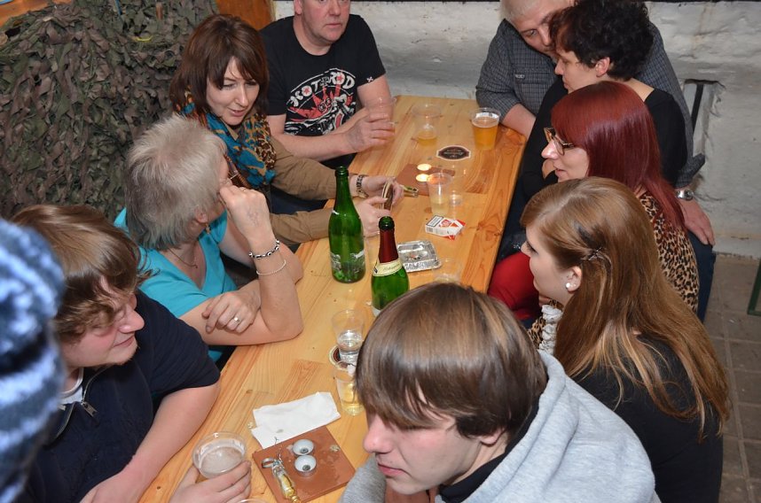 Kartoffelscheibenessen im Pferdestall