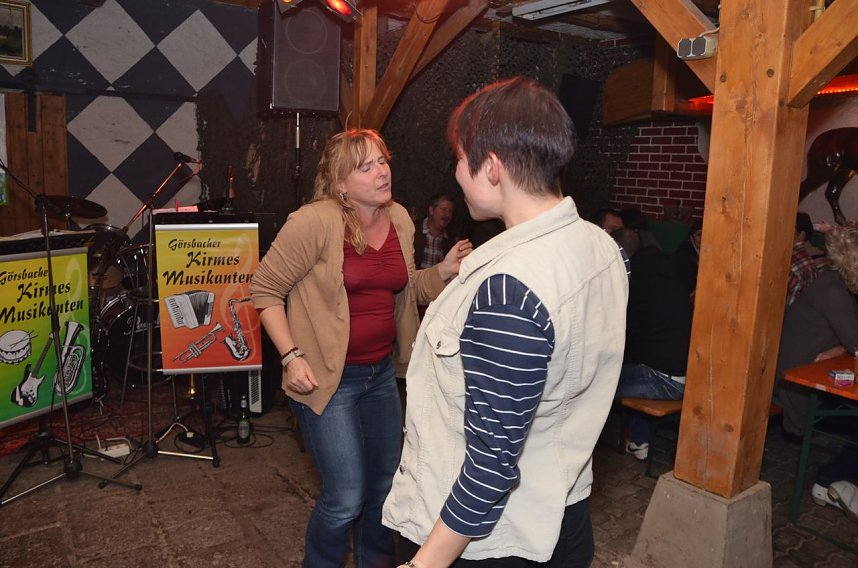 Kartoffelscheibenessen im Pferdestall