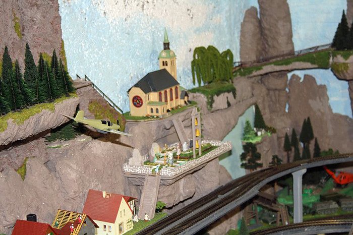 Sein Hobby ist die Modelleisenbahn