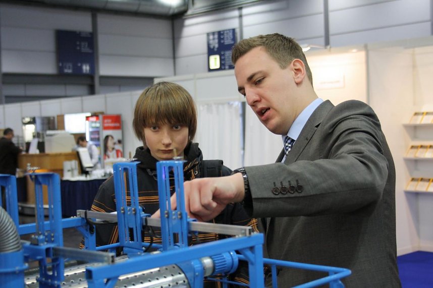 Die Experten der Fachhochschule Nordhausen erkl&auml;ren den Messebesuchern das Prinzip des Unterdrucktrenners