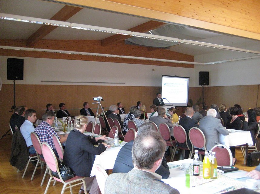 Mitglieder versammelt - FAV