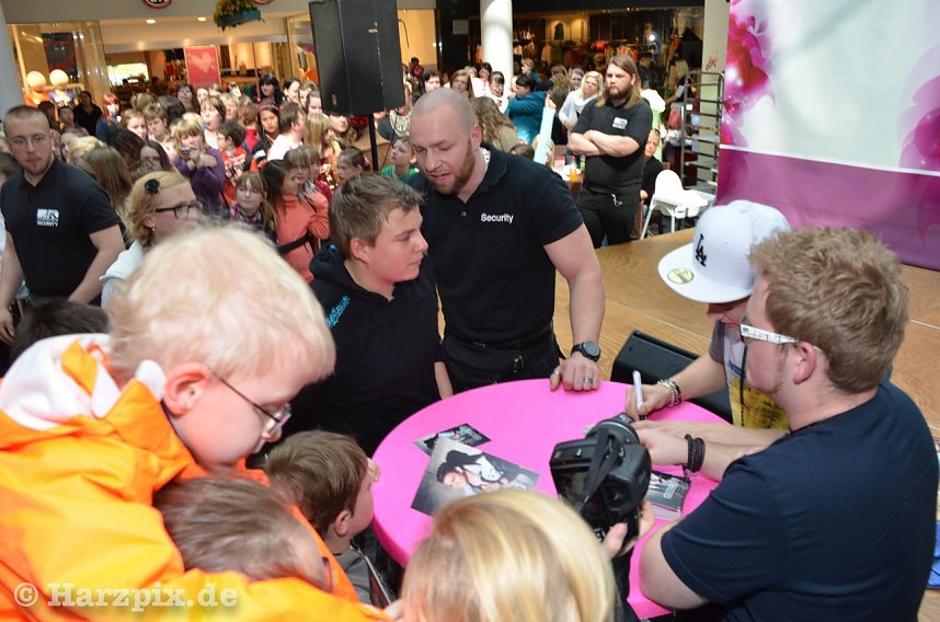 Luca H&auml;nni in der Galerie