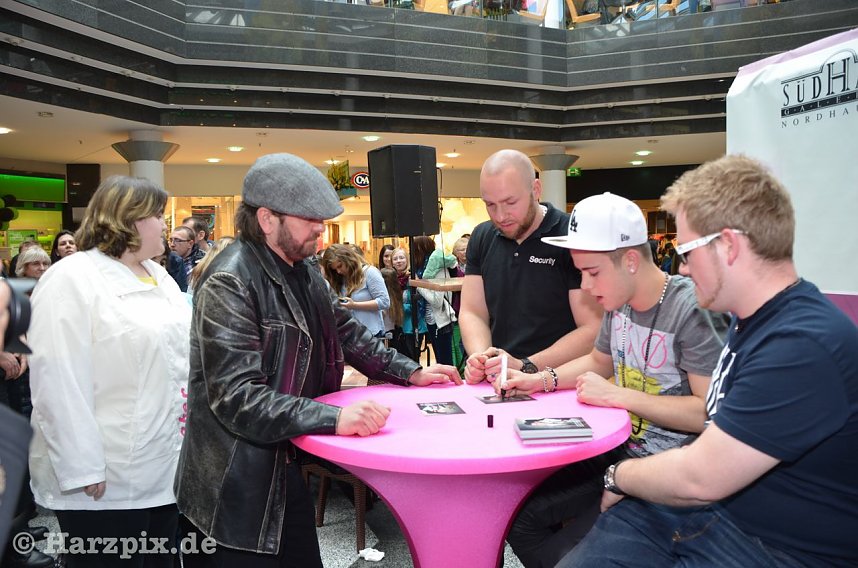 Luca H&auml;nni in der Galerie