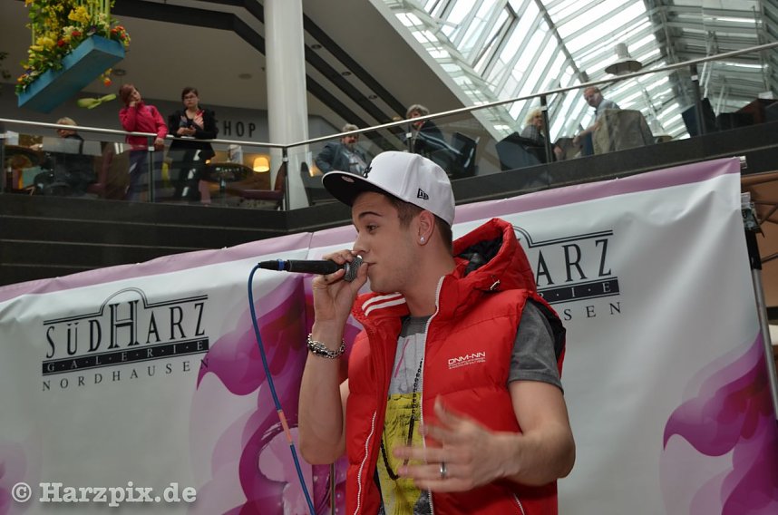 Luca H&auml;nni in der Galerie