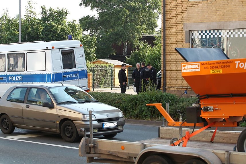 Die polizeiliche Ma&szlig;nahme hat nicht mit dem abgebildeten Haus und dem Gesch&auml;ft zu tun.