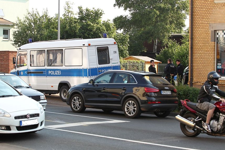 Die polizeiliche Ma&szlig;nahme hat nicht mit dem abgebildeten Haus und dem Gesch&auml;ft zu tun.