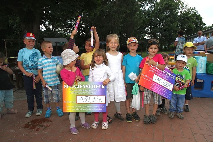 Katastrophensch&uuml;tzer &uuml;bergaben Spende