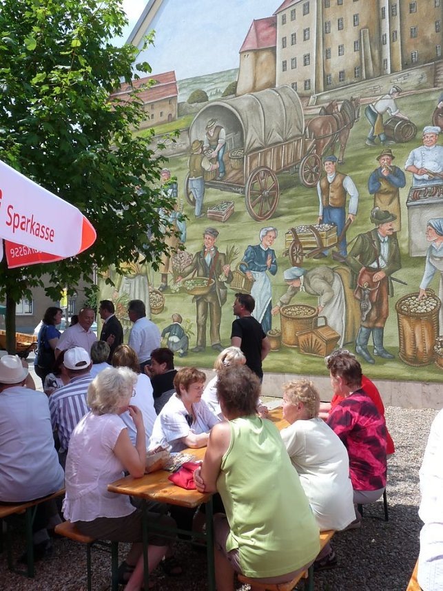 Volksfest vor Wandbild