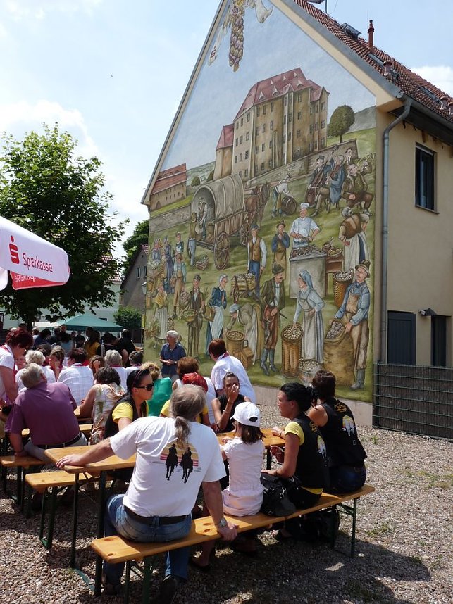 Volksfest vor Wandbild