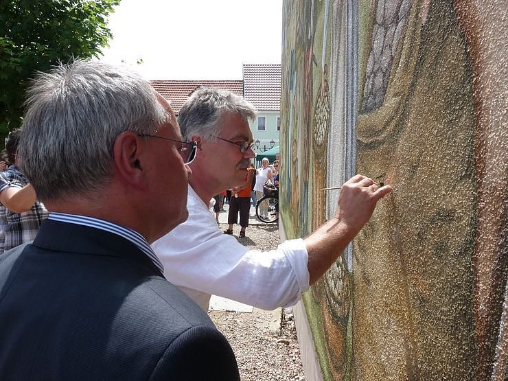Volksfest vor Wandbild